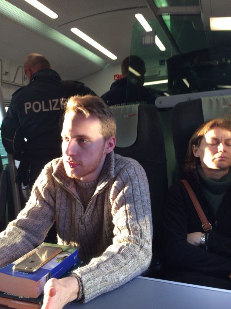 ウィーン行きの特急列車内に入ってきた警察官