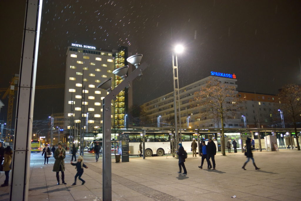 雪が降るザルツブルク駅前広場