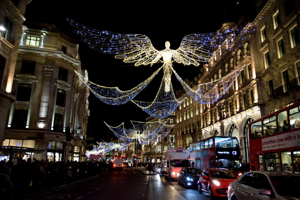 クリスマスイルミネーションのロンドン市街
