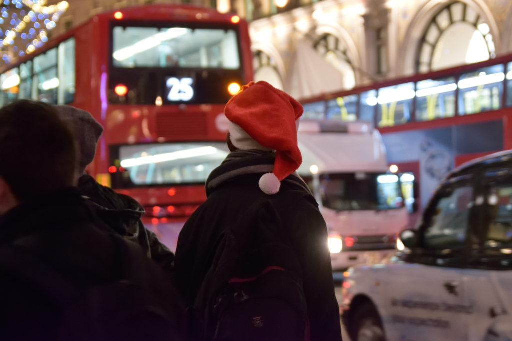 サンタ帽を被ったロンドン市民