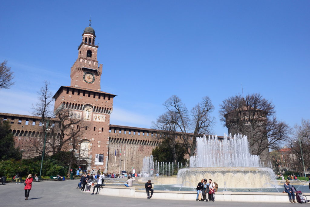 スフォルツェスコ城の前の広場