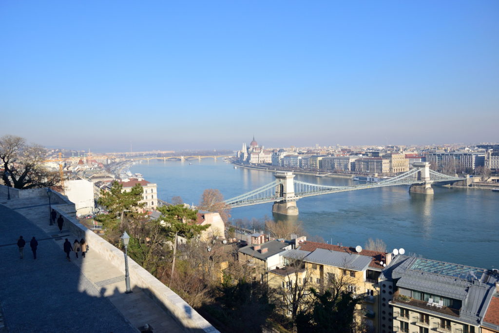 丘の上から見たブダペストの街、鎖橋