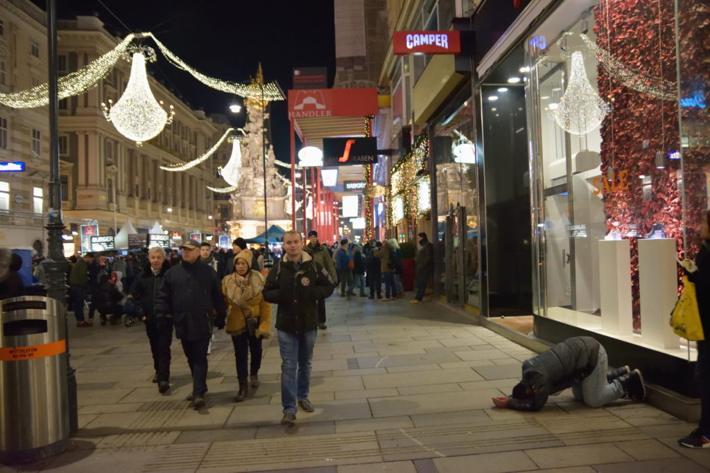 ウィーンの街中で物乞いをするホームレス