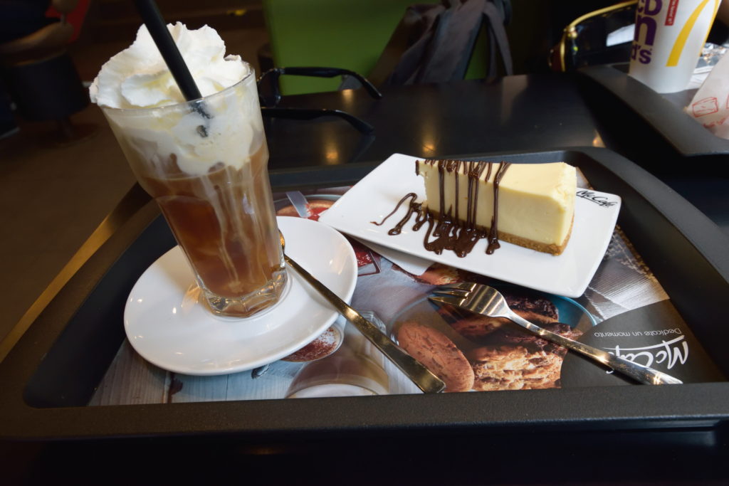 マックカフェの、アイスコーヒーとチーズケーキ