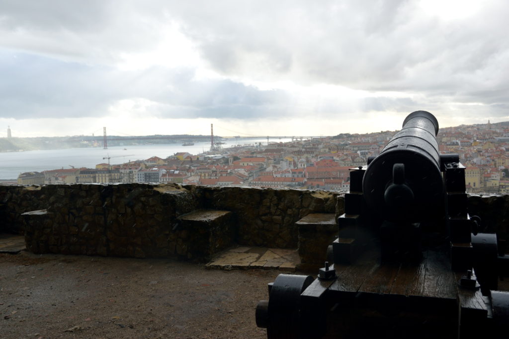 お城にある大砲とリスボンの街並み