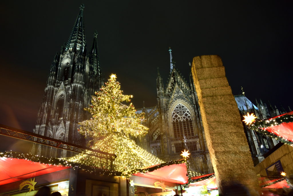 ケルン大聖堂とクリスマスツリー