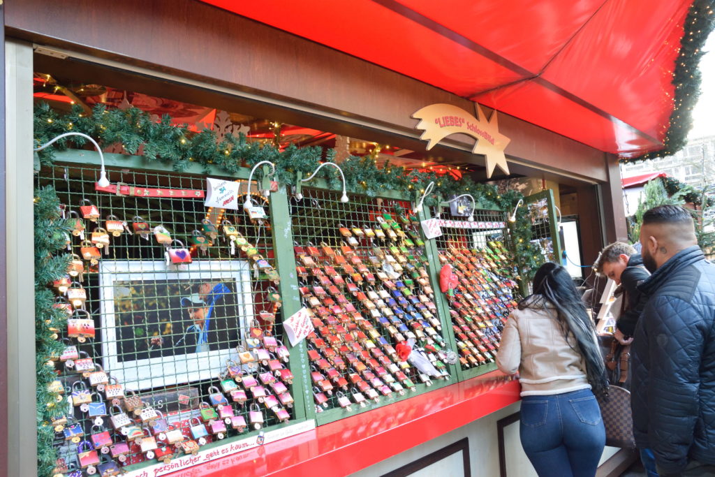 南京錠を売るクリスマスマーケットのお店