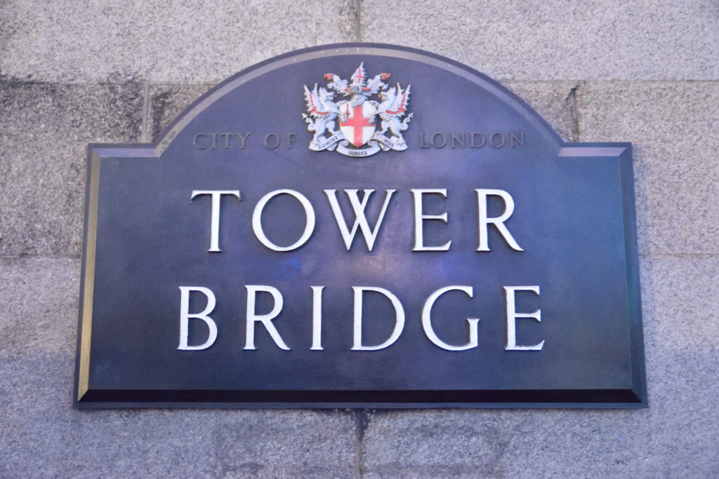 タワーブリッジの標識