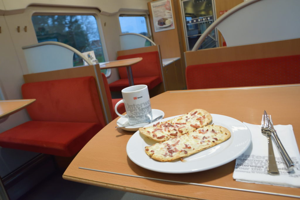 ドイツ食堂車での朝食