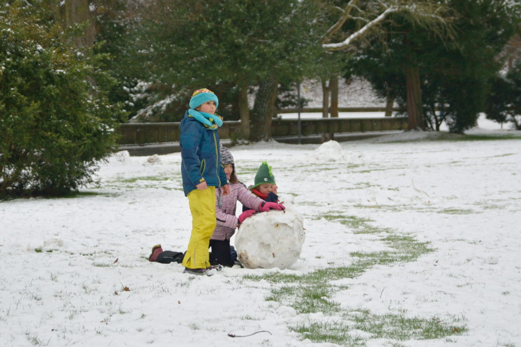 雪だるまを作るドイツの子どもたち