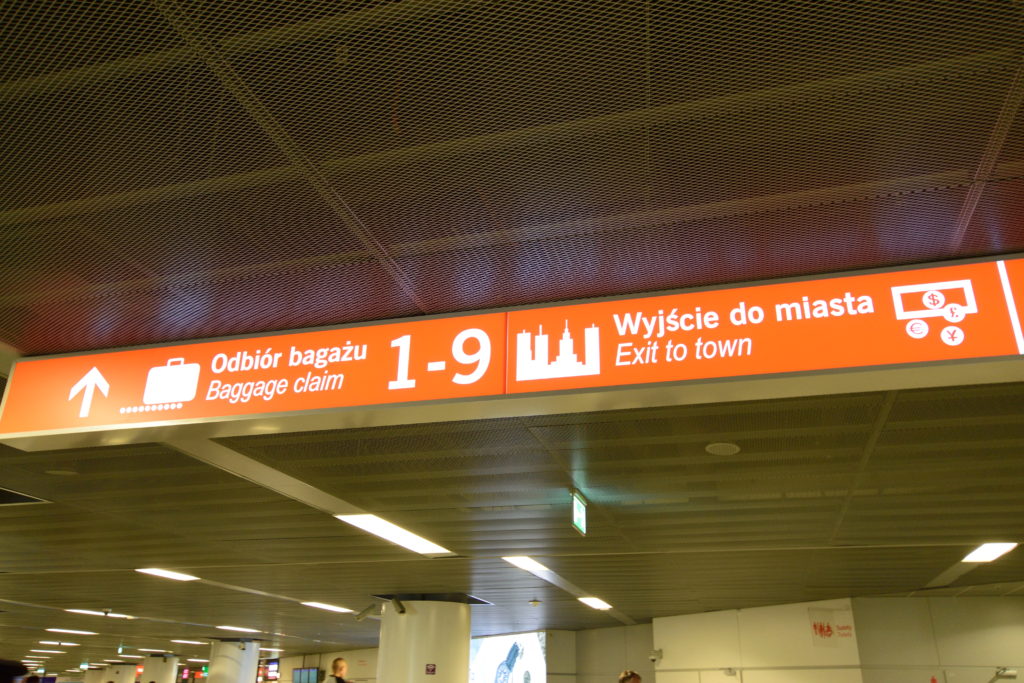 ワルシャワ・ショパン空港の掲示板