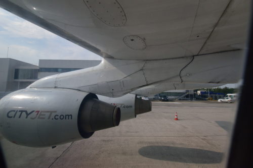 機内から見たAVRO RJ85のエンジン