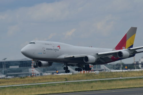 フランクフルト空港に着陸するアシアナ航空機