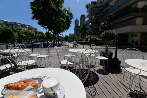 パリのオープンテラスカフェ