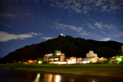 長良川から見上げた夜の岐阜城