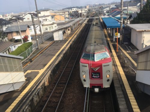 乃木駅を通過する特急列車