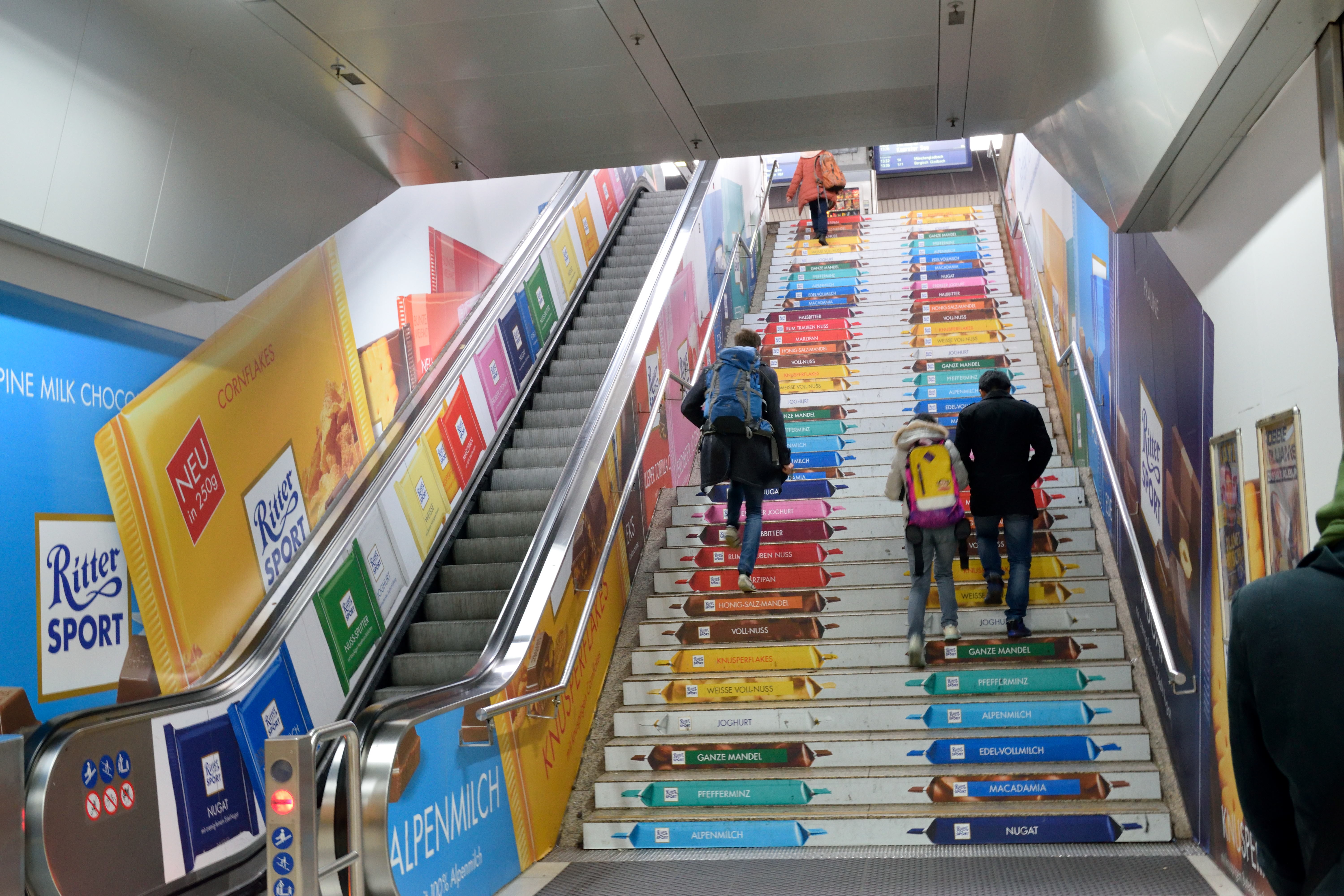デュッセルドルフ中央駅のカラフルな階段