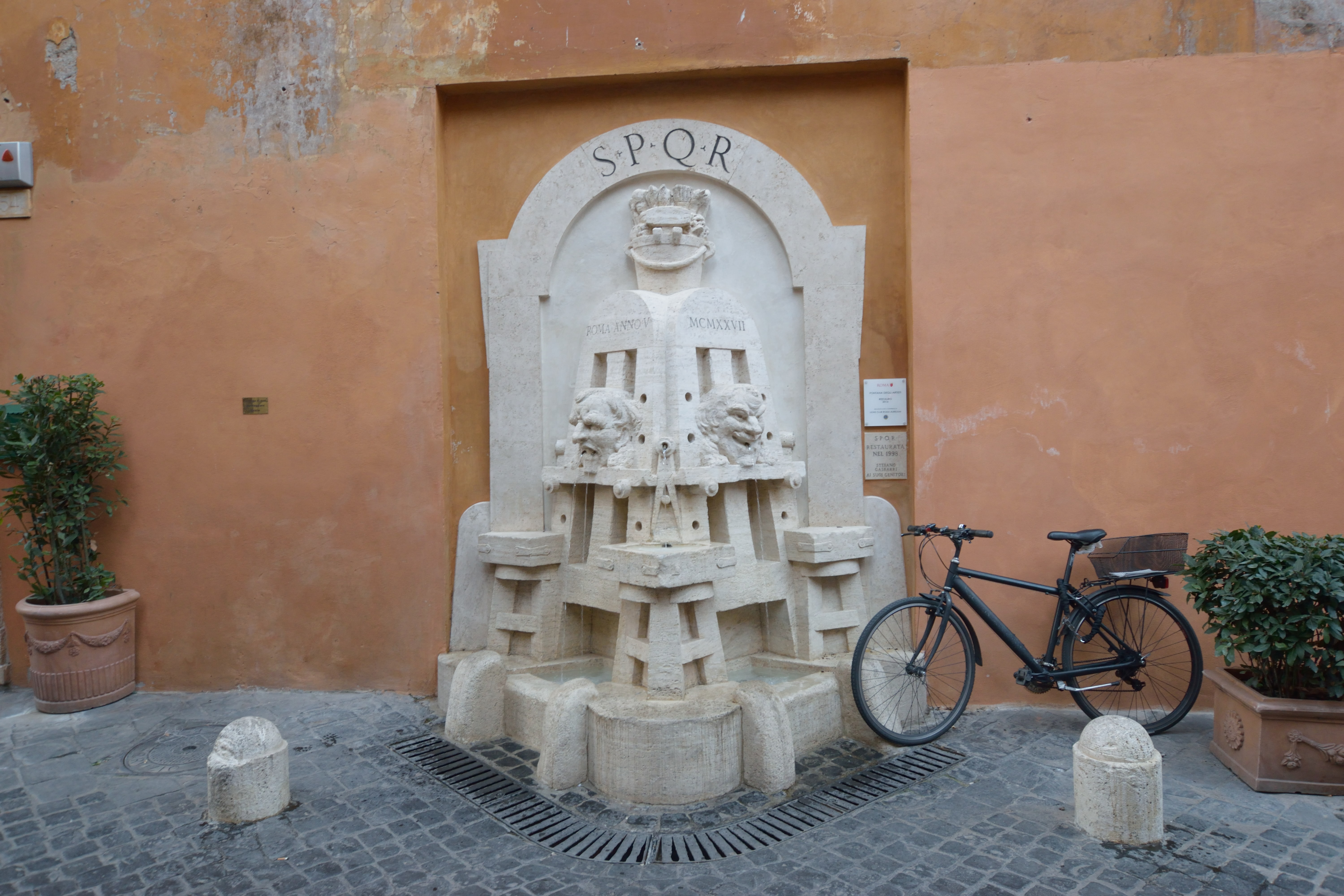 水を吐く、ローマにある彫刻
