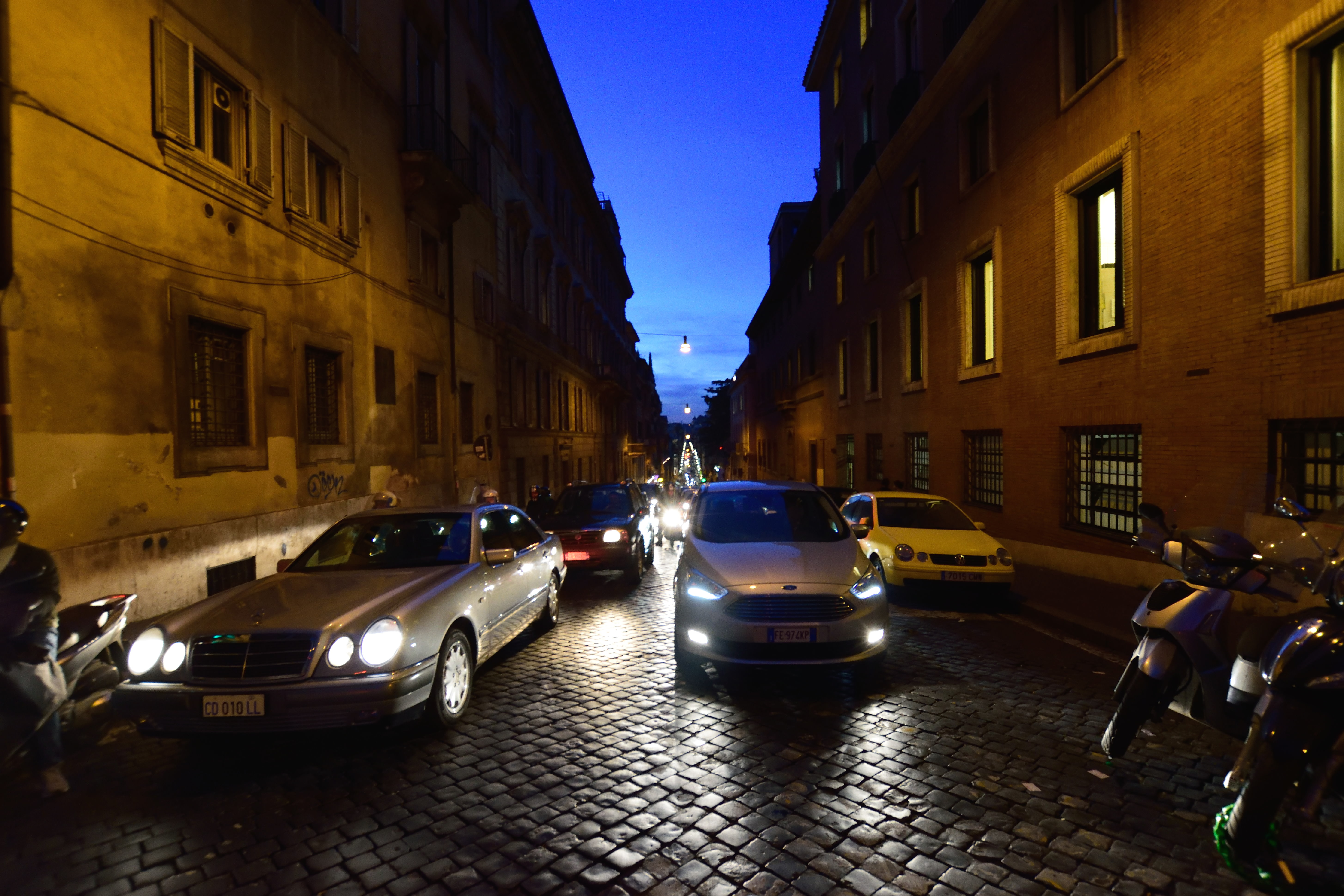 夜の、石畳のローマ