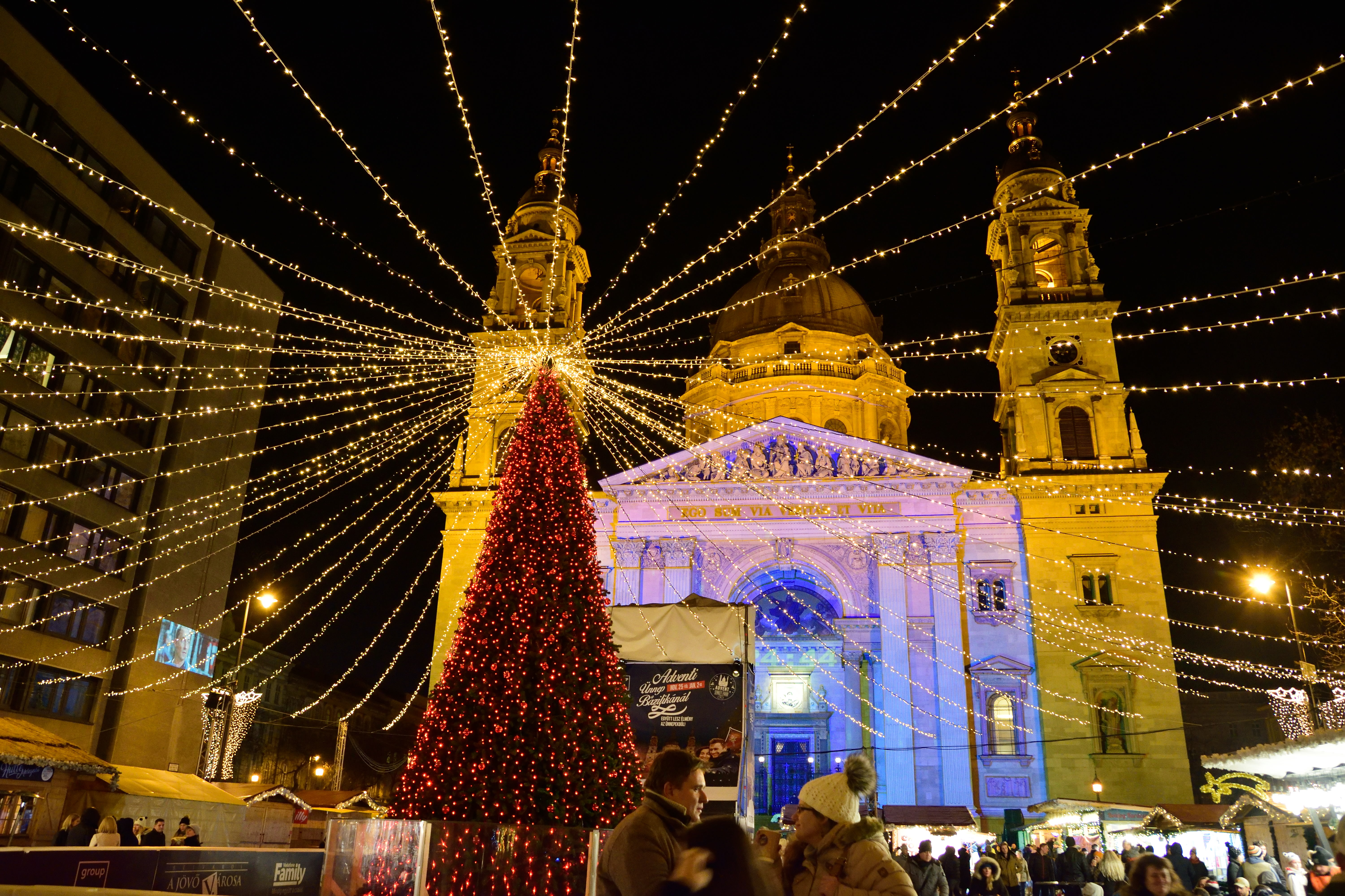 ブダペストの教会とクリスマスツリー