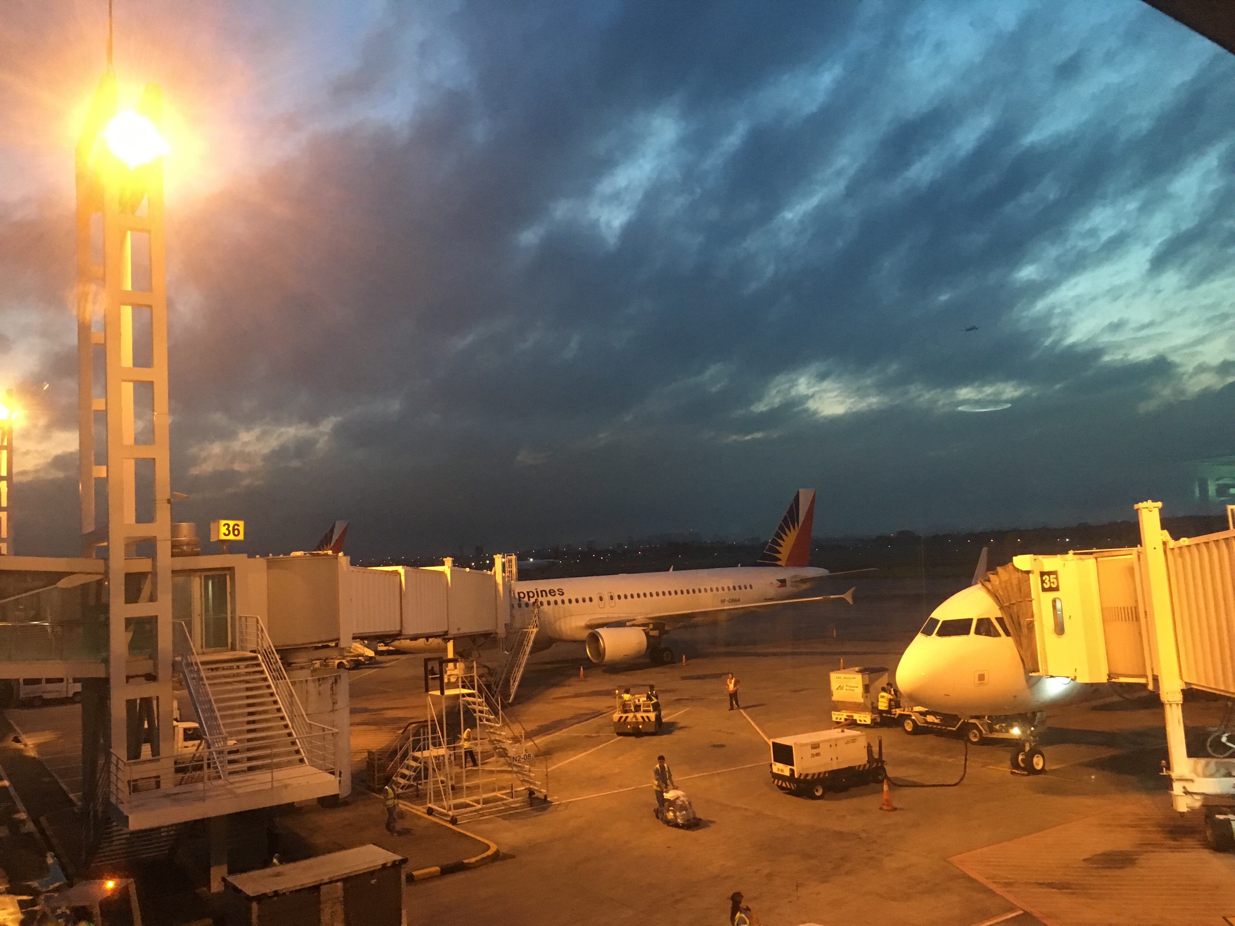 早朝のマニラ空港