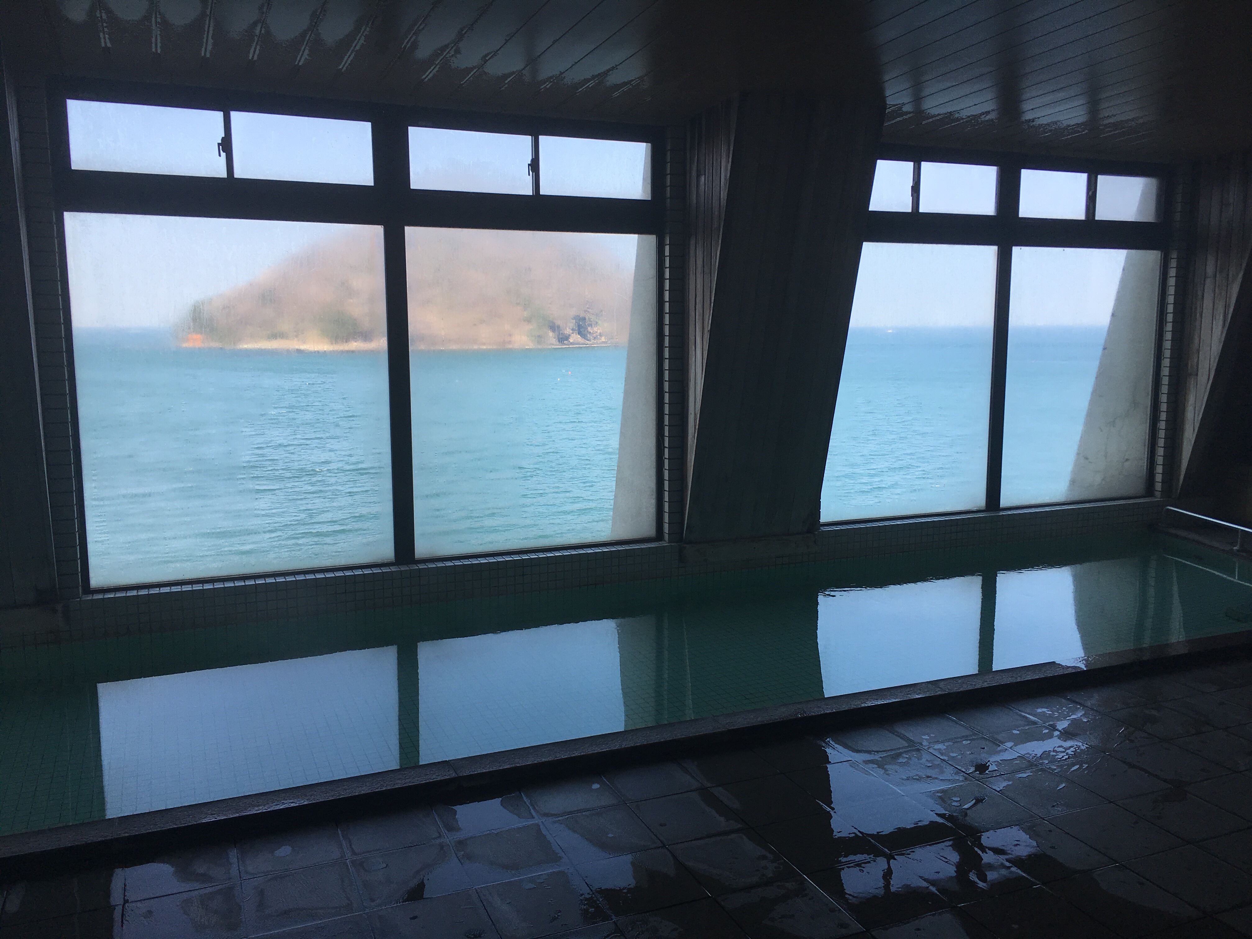 さくら観光ホテルの温泉から眺める陸奥湾